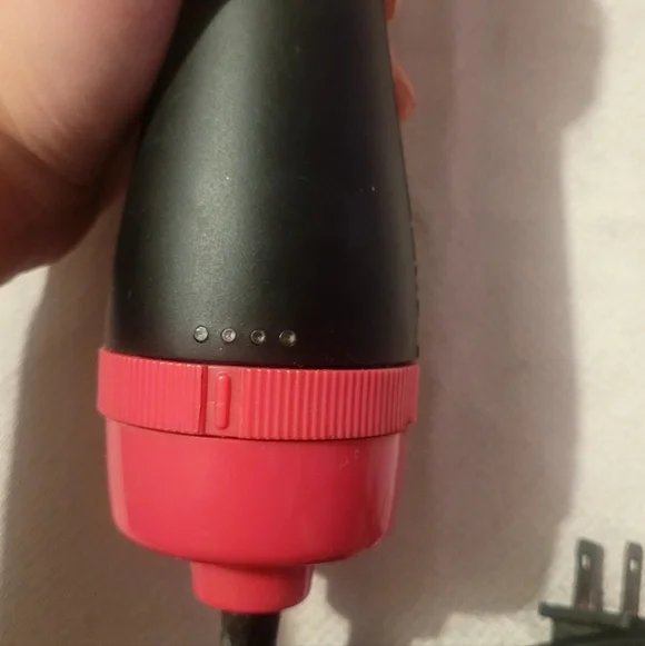 Multifunctional hot air brush designed to dry and style hair simutaneously - Picture 2 of 6